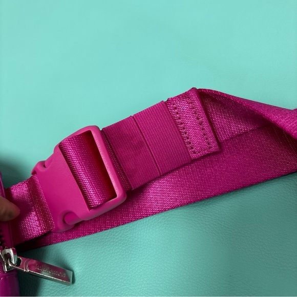 lululemon Everywhere Belt Bag Sonic Pink - Picture 6 of 10